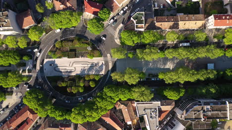 Vista-Aérea-De-Izquierda-A-Derecha-Sobre-Una-Rotonda-En-La-Avenida-Jean-Jaurès-De-Nîmes